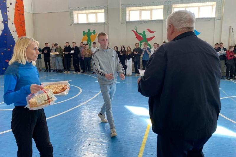 Награждение победителей и участников турнира по баскетболу на первенство колледжа
